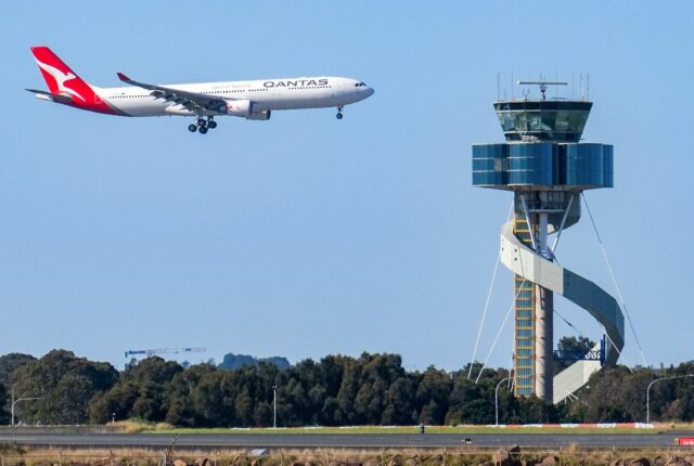 qantas plane landing