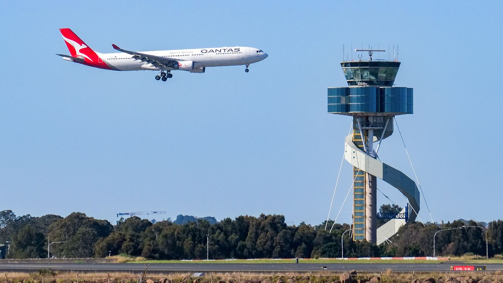 qantas plane landing